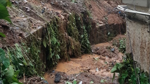 दरड कोसळण्यापासून रोखण्यासाठी भूस्खलन भागात संरक्षण जाळीचा वापर
